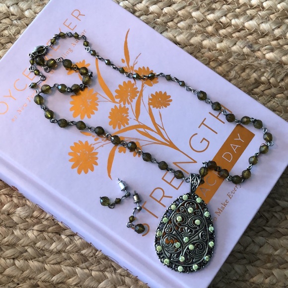 Statement necklace with matching earrings - Picture 2 of 3